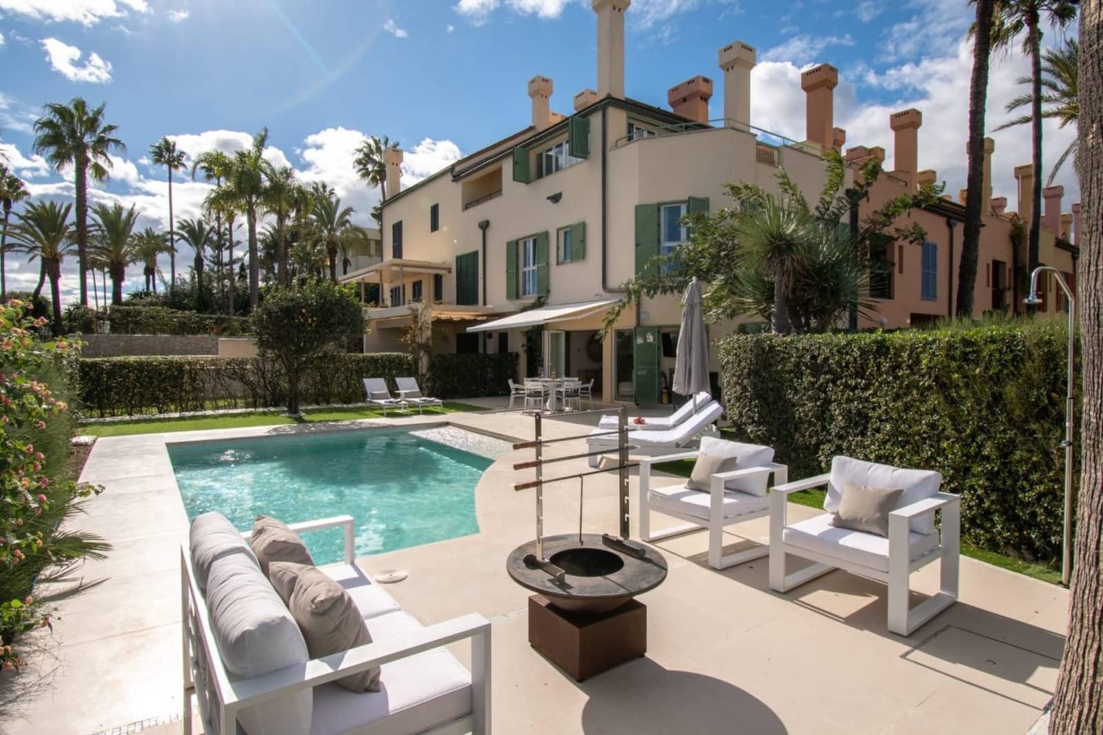 4 soverom Kjedet enebolig til salgs i San Roque med svømmebasseng garasje - € 2 750 000 (Ref: 9378764)