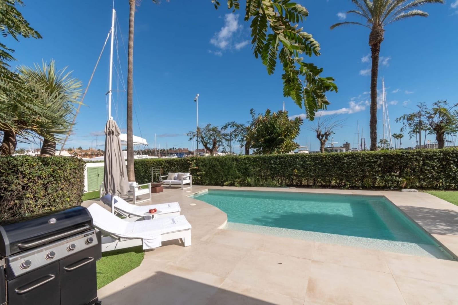 4 soverom Kjedet enebolig til salgs i San Roque med svømmebasseng garasje - € 2 750 000 (Ref: 9378764)