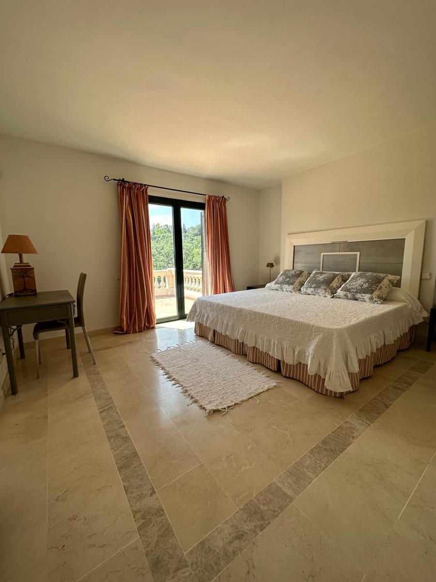 5 bedroom Semi-detached Villa for sale in Sotogrande with garage - € 1,150,000 (Ref: 9390206)