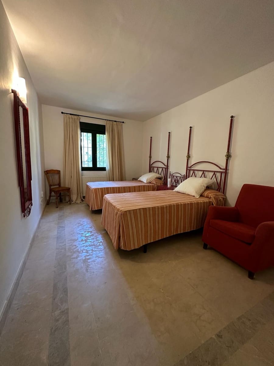 5 bedroom Semi-detached Villa for sale in Sotogrande with garage - € 1,150,000 (Ref: 9390206)