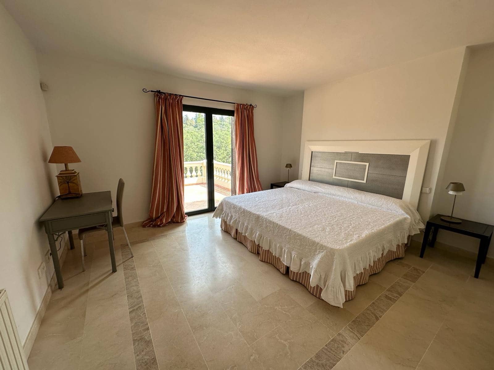 5 bedroom Semi-detached Villa for sale in Sotogrande with garage - € 1,150,000 (Ref: 9390206)