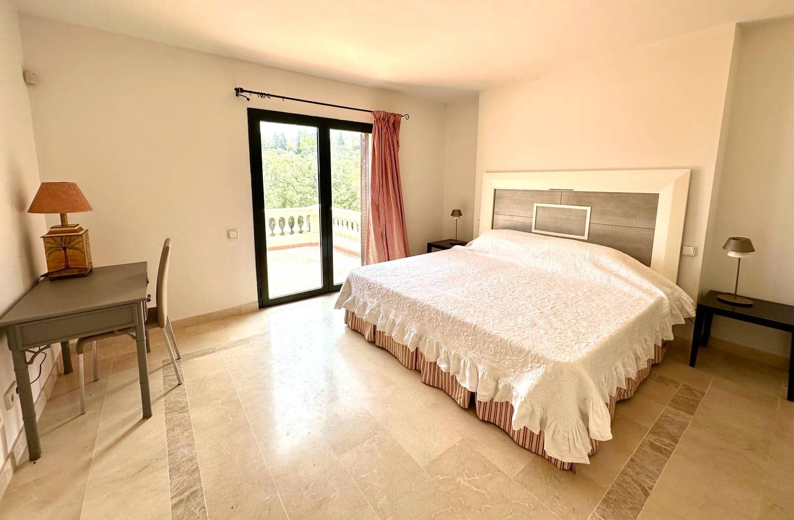 5 bedroom Semi-detached Villa for sale in Sotogrande with garage - € 1,190,000 (Ref: 9390206)