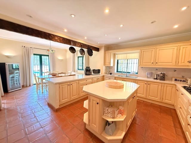 Chalet de 6 habitaciones en Sotogrande Alto, San Roque en venta con piscina garaje - 1.795.000 € (Ref: 9770311)