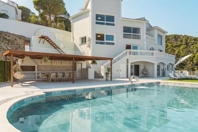 5 makuuhuone Huvila myytävänä paikassa Roca Grossa, Lloret de Mar mukana uima-altaan 
autotalli - 4 500 000 € (Ref: 10030671)