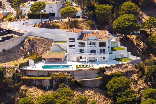 5 makuuhuone Huvila myytävänä paikassa Roca Grossa, Lloret de Mar mukana uima-altaan 
autotalli - 4 500 000 € (Ref: 10030671)