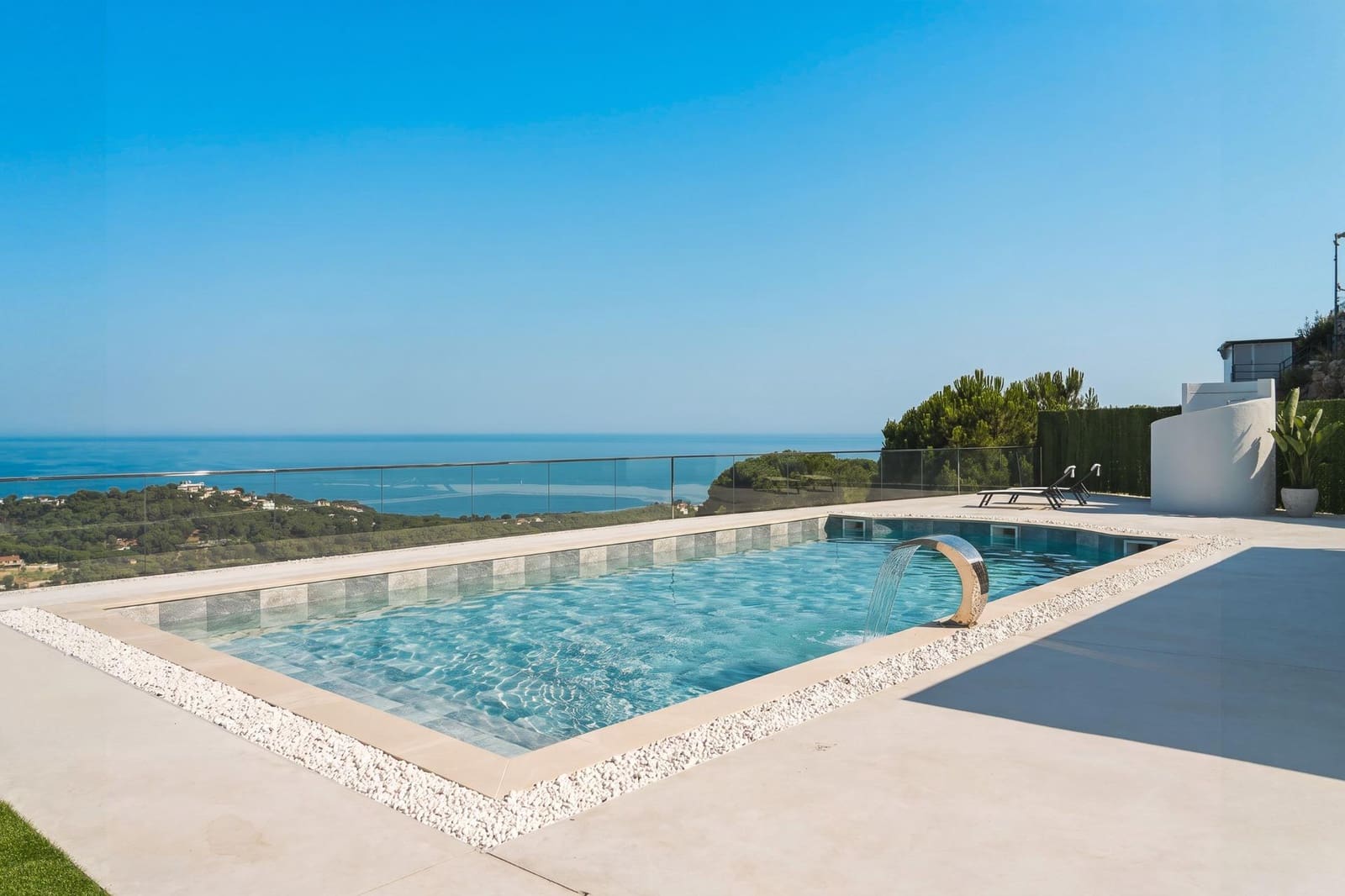 5 makuuhuone Huvila myytävänä paikassa Lloret de Mar mukana uima-altaan 
autotalli - 4 500 000 € (Ref: 10030671)