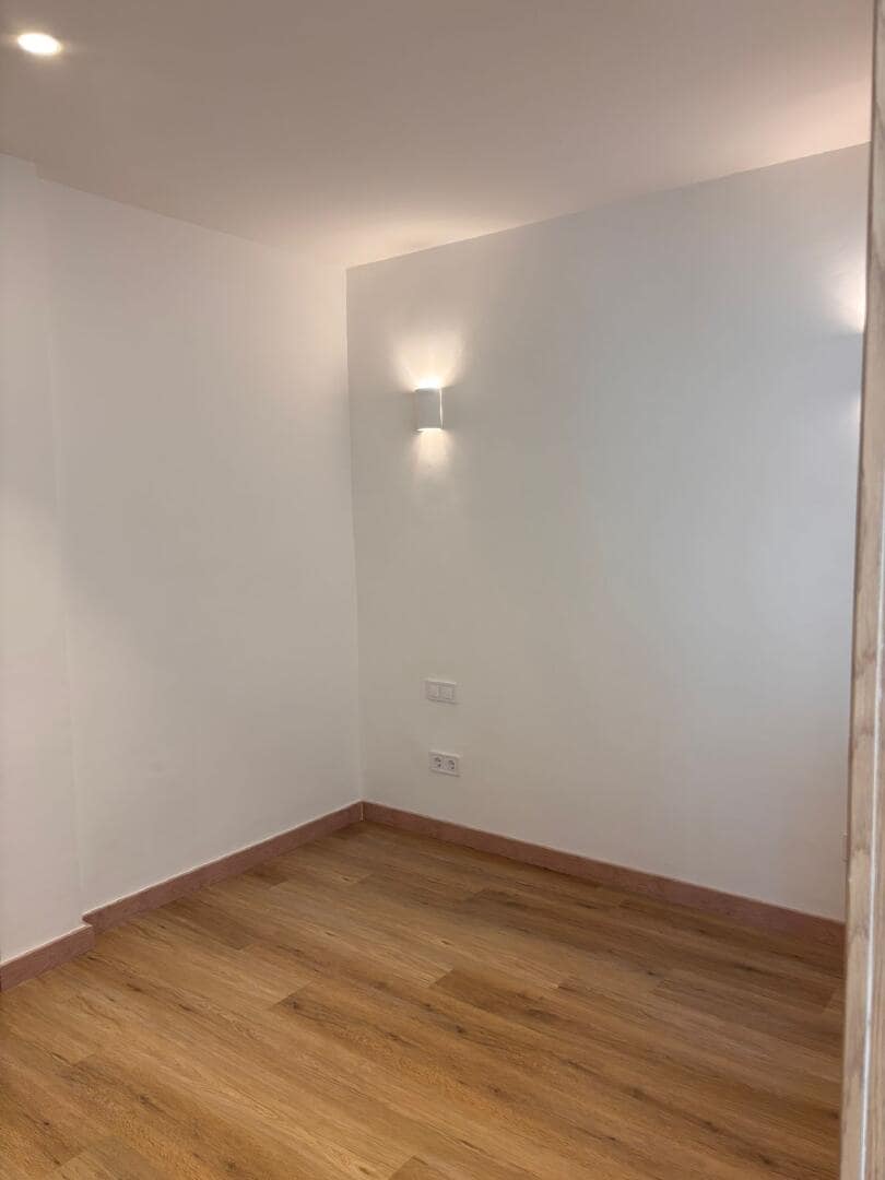 3 bedroom Commercial for rent in Barcelona city - € 1,150 (Ref: 9829839)