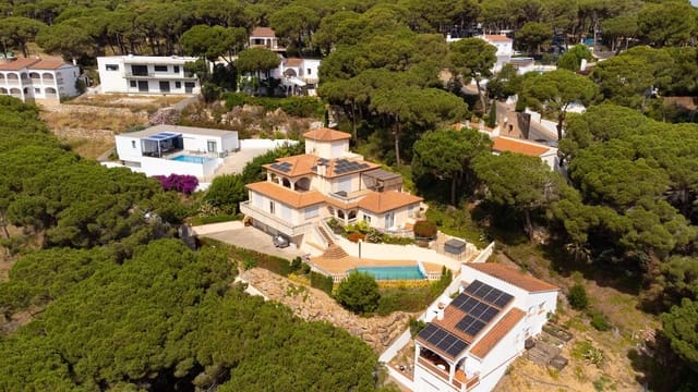 8 soveværelse Byhus til salg i Pals med swimmingpool - € 1.100.000 (Ref: 9829854)