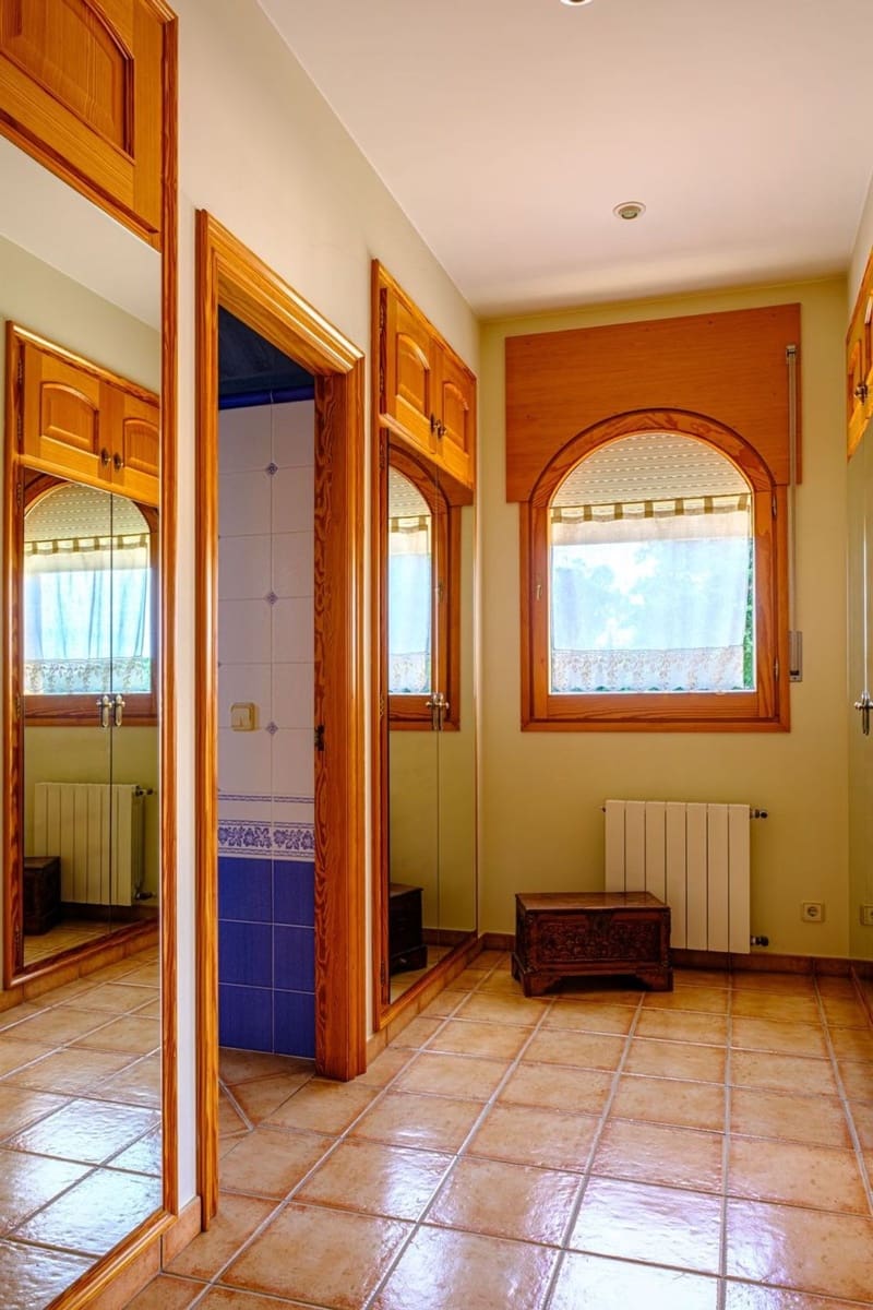 5 soverom Hus til salgs i Mont-ras med svømmebasseng - € 1 090 000 (Ref: 9829859)