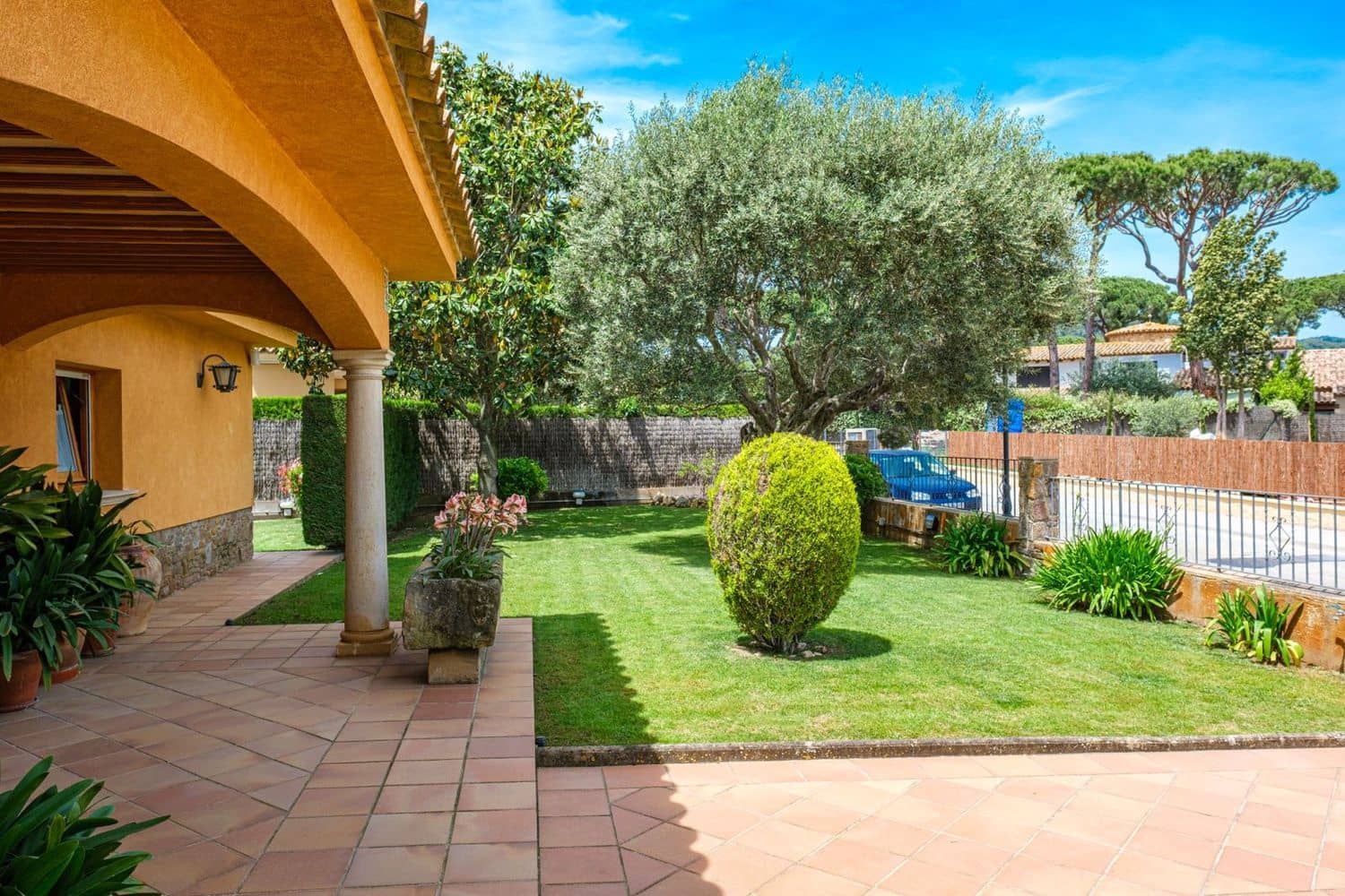 5 soverom Hus til salgs i Mont-ras med svømmebasseng - € 1 090 000 (Ref: 9829859)