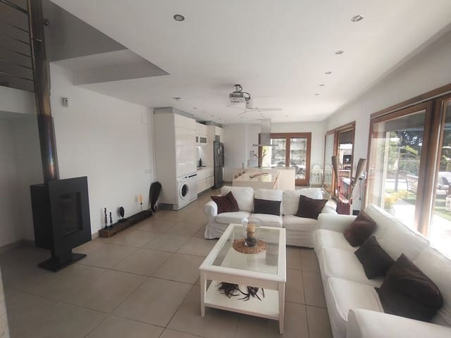4 bedroom Townhouse for sale in Sant Cebrià de Vallalta with pool - € 750,000 (Ref: 9829863)