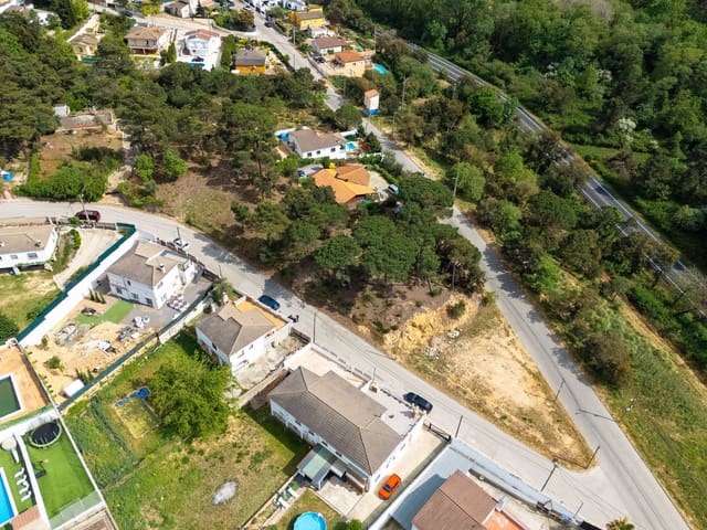 Ubebygd land til salgs i Aiguaviva Parc, Vidreres - € 359 000 (Ref: 9829869)