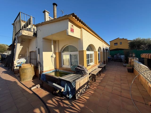 5 soveværelse Byhus til salg i Llagostera med swimmingpool - € 249.000 (Ref: 9832916)