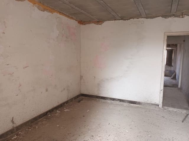 7 soveværelse Byhus til salg i Cassà de la Selva - € 139.000 (Ref: 9832917)