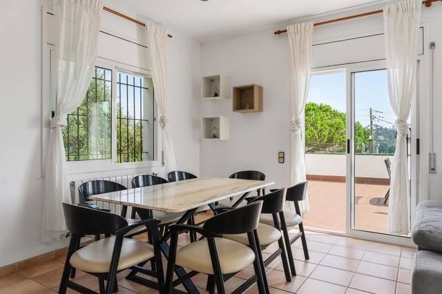 4 slaapkamer Villa te koop in Aiguaviva Parc, Vidreres met zwembad garage - € 365.000 (Ref: 9873617)