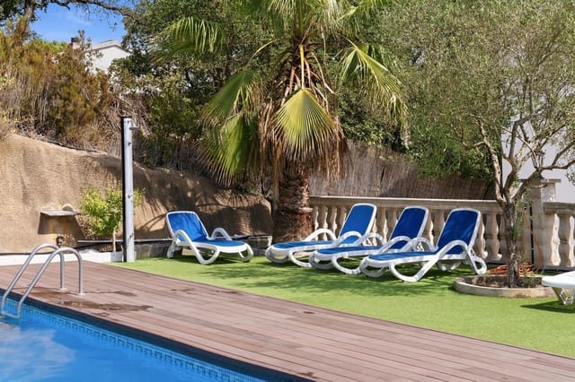 4 slaapkamer Villa te koop in Aiguaviva Parc, Vidreres met zwembad garage - € 365.000 (Ref: 9873617)