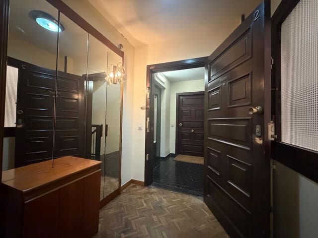 4 sypialnia Mieszkanie na sprzedaż w Miasto Girona z garażem - 460 000 € (Ref: 9873633)