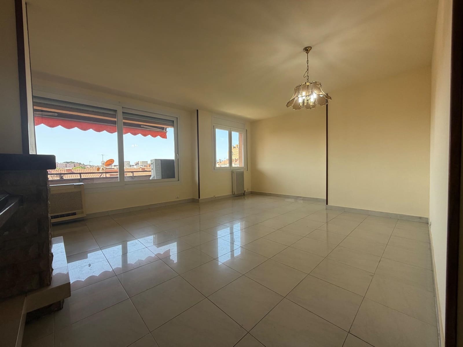 4 bedroom Flat for sale in Girona city with garage - € 460,000 (Ref: 9873633)
