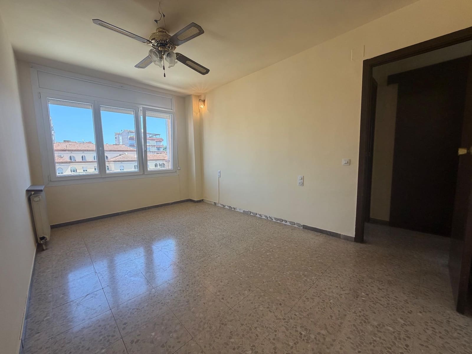 4 bedroom Flat for sale in Girona city with garage - € 460,000 (Ref: 9873633)