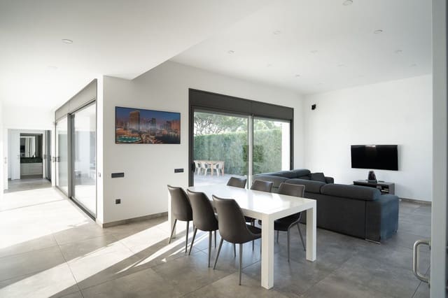 3 chambre Villa/Maison à vendre à Castell d'Aro, Castell-Platja d'Aro avec garage - 1 250 000 € (Ref: 9873638)