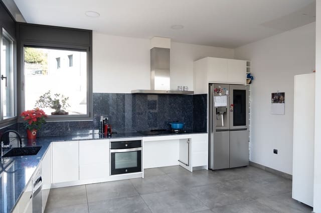 3 chambre Villa/Maison à vendre à Castell d'Aro, Castell-Platja d'Aro avec garage - 1 250 000 € (Ref: 9873638)