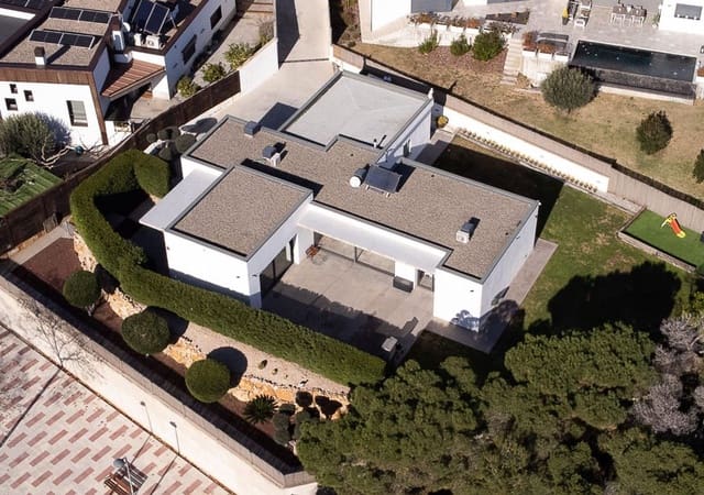 3 chambre Villa/Maison à vendre à Castell d'Aro, Castell-Platja d'Aro avec garage - 1 250 000 € (Ref: 9873638)