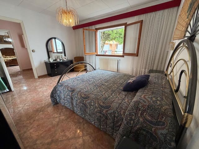4 bedroom Villa for sale in Mont-ras with garage - € 419,000 (Ref: 9884922)