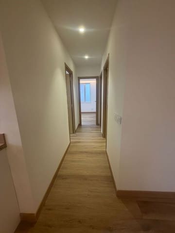 3 bedroom Commercial for rent in La Clota, Barcelona city - € 1,250 (Ref: 9884924)