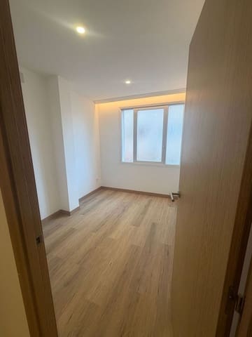 3 bedroom Commercial for rent in La Clota, Barcelona city - € 1,250 (Ref: 9884924)