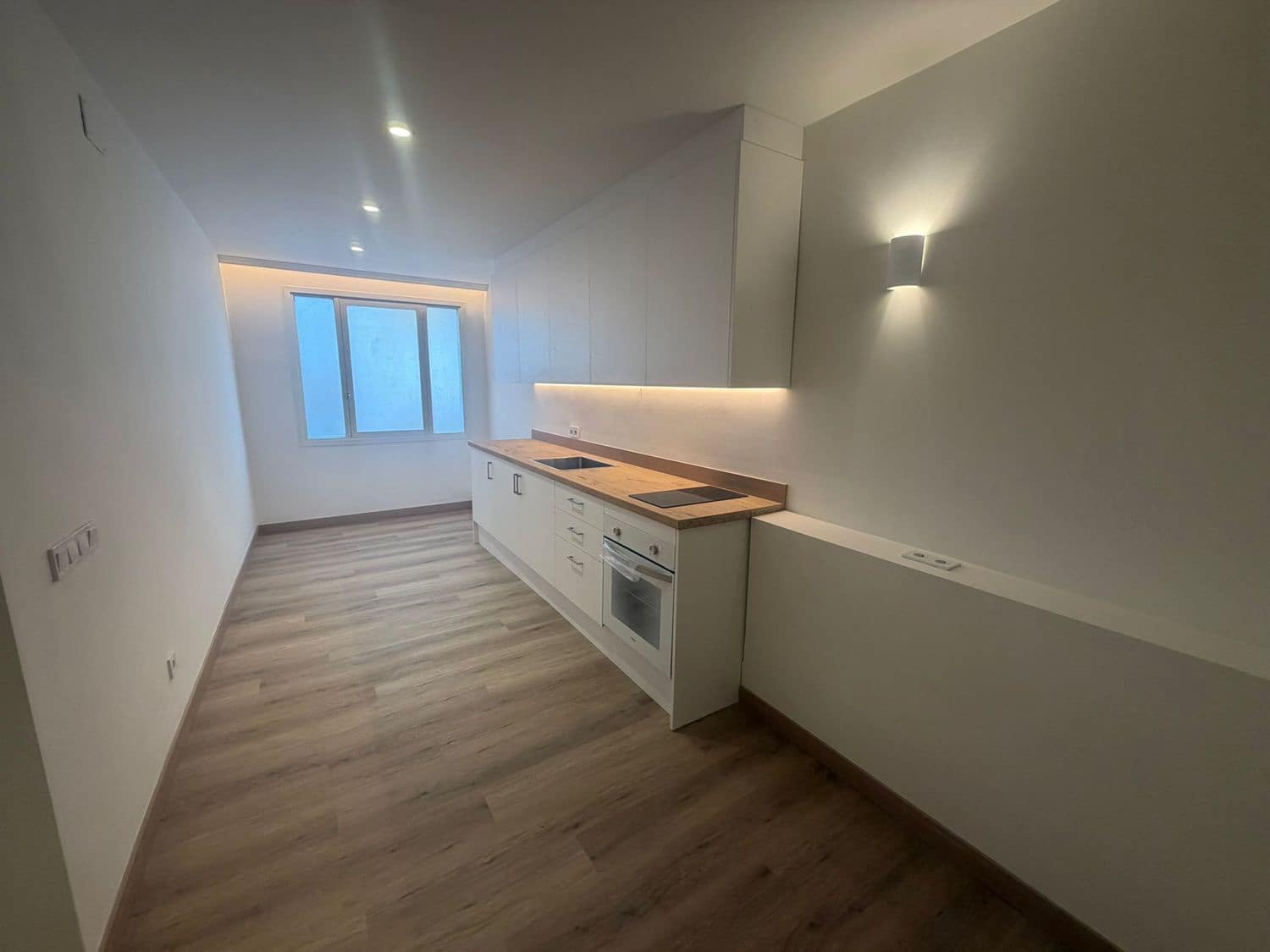 3 soveværelse Erhverv til leje i Barcelona by - € 1.250 (Ref: 9884924)