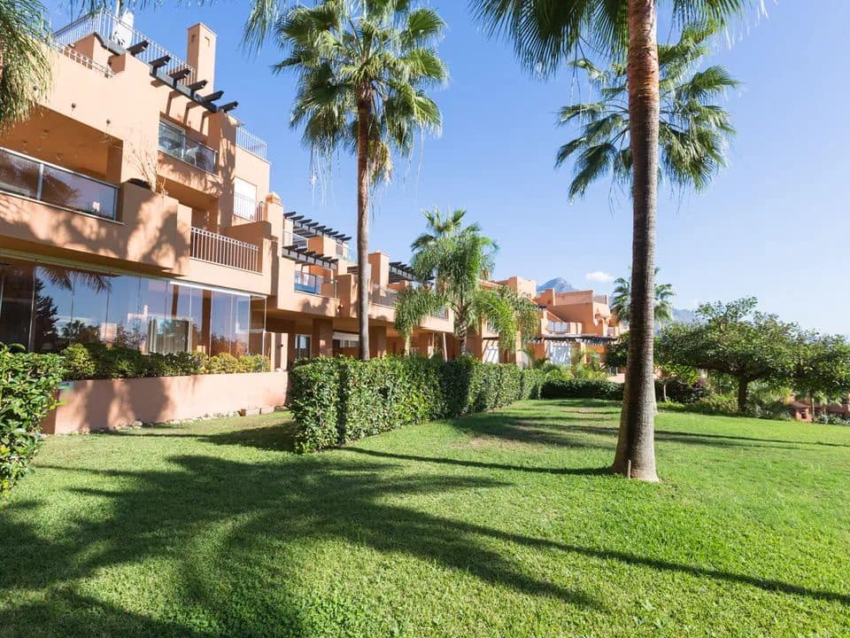 2 makuuhuone Huoneisto myytävänä paikassa Nueva Andalucia mukana uima-altaan 
autotalli - 630 000 € (Ref: 9397820)