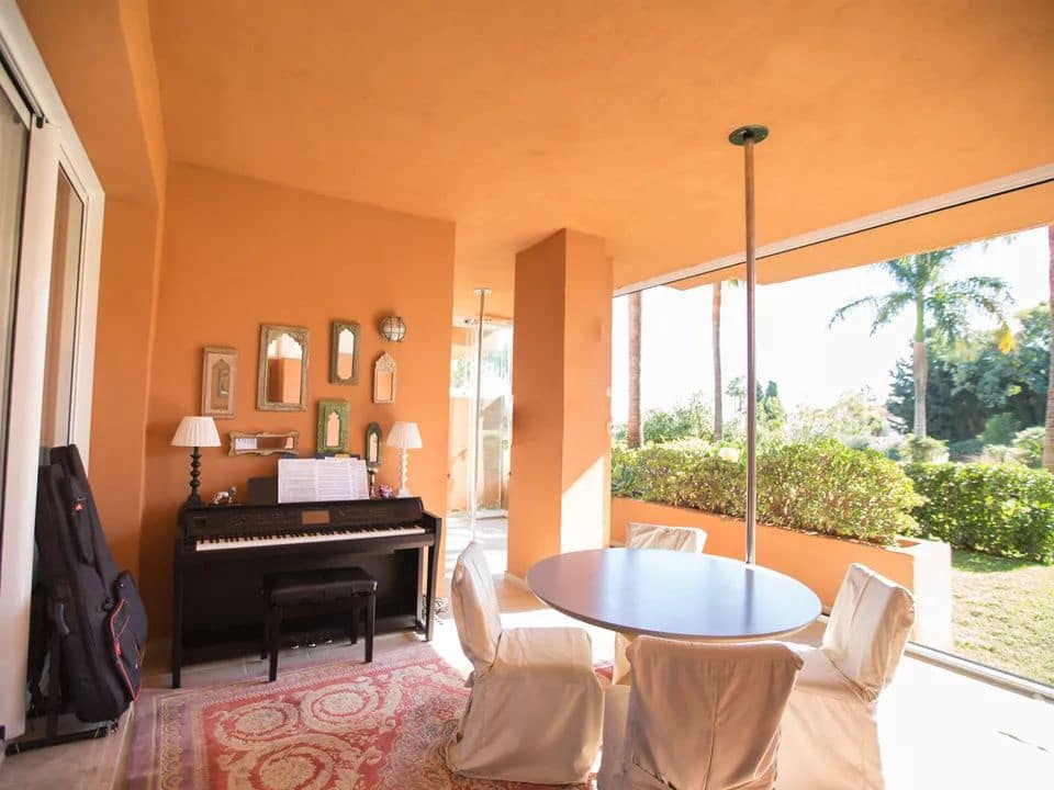 2 makuuhuone Huoneisto myytävänä paikassa Nueva Andalucia mukana uima-altaan 
autotalli - 630 000 € (Ref: 9397820)