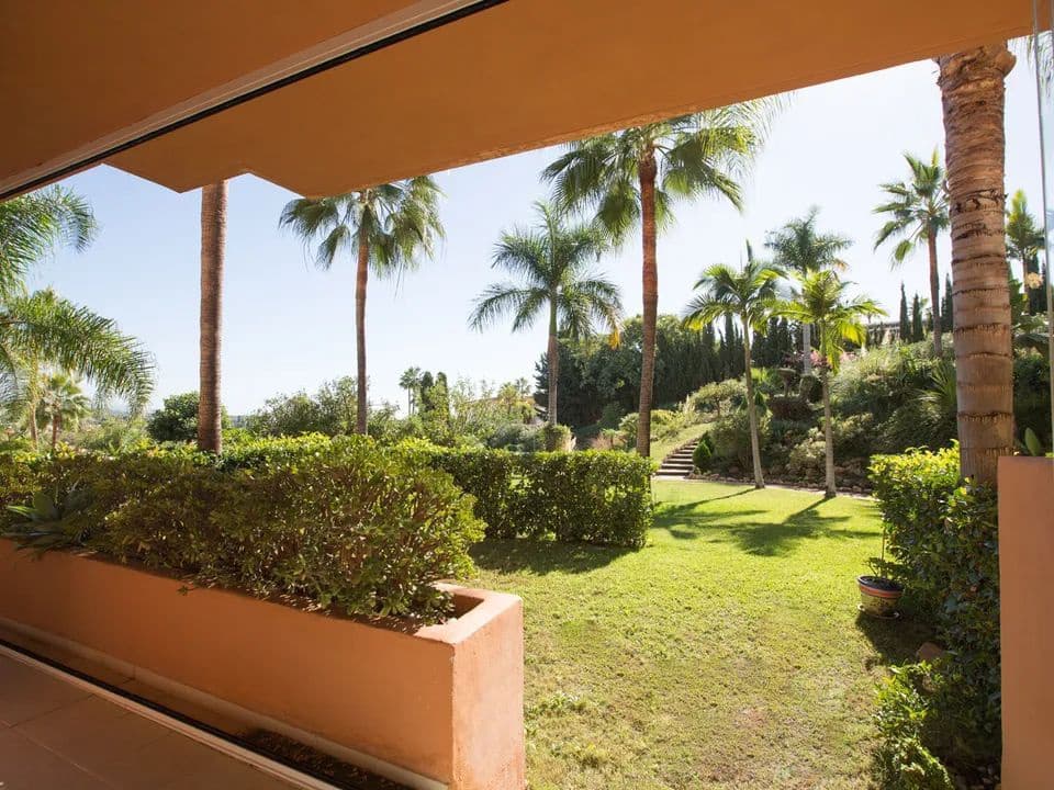 2 makuuhuone Huoneisto myytävänä paikassa Nueva Andalucia mukana uima-altaan 
autotalli - 630 000 € (Ref: 9397820)