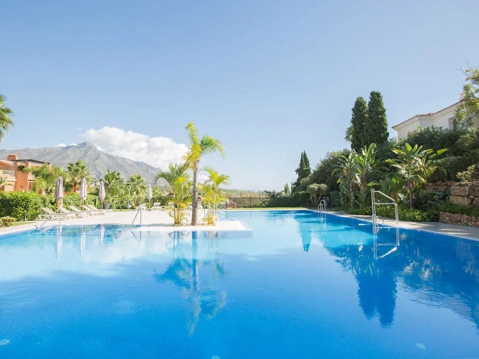 2 makuuhuone Huoneisto myytävänä paikassa Nueva Andalucia mukana uima-altaan 
autotalli - 630 000 € (Ref: 9397820)