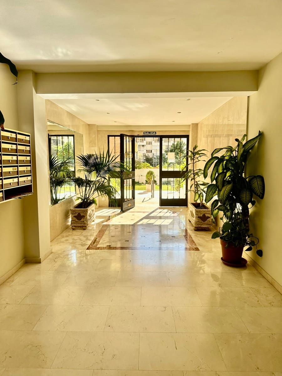 3 soveværelse Lejlighed til salg i Marbella med swimmingpool - € 470.000 (Ref: 9400060)