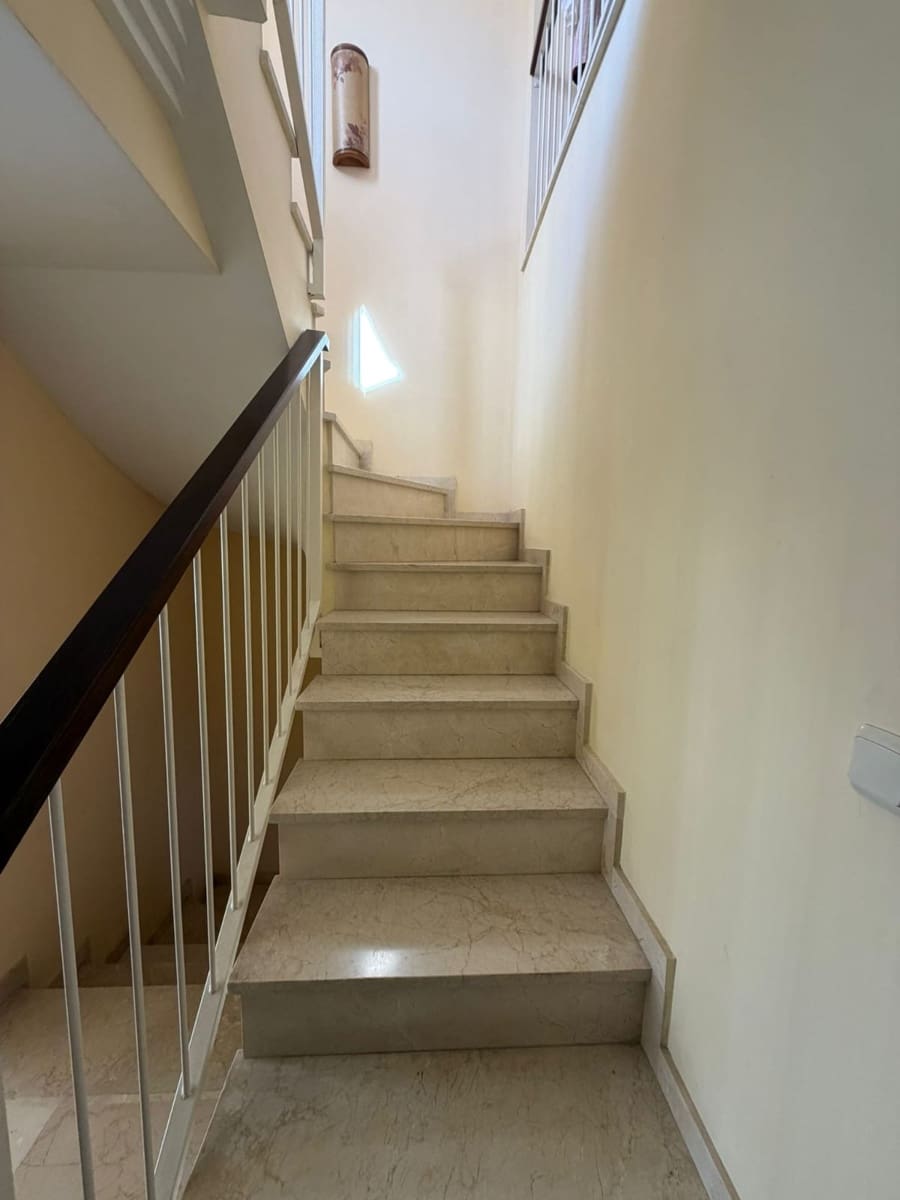 4 soveværelse Byhus til leje i Marbella med swimmingpool garage - € 3.000 (Ref: 9628092)