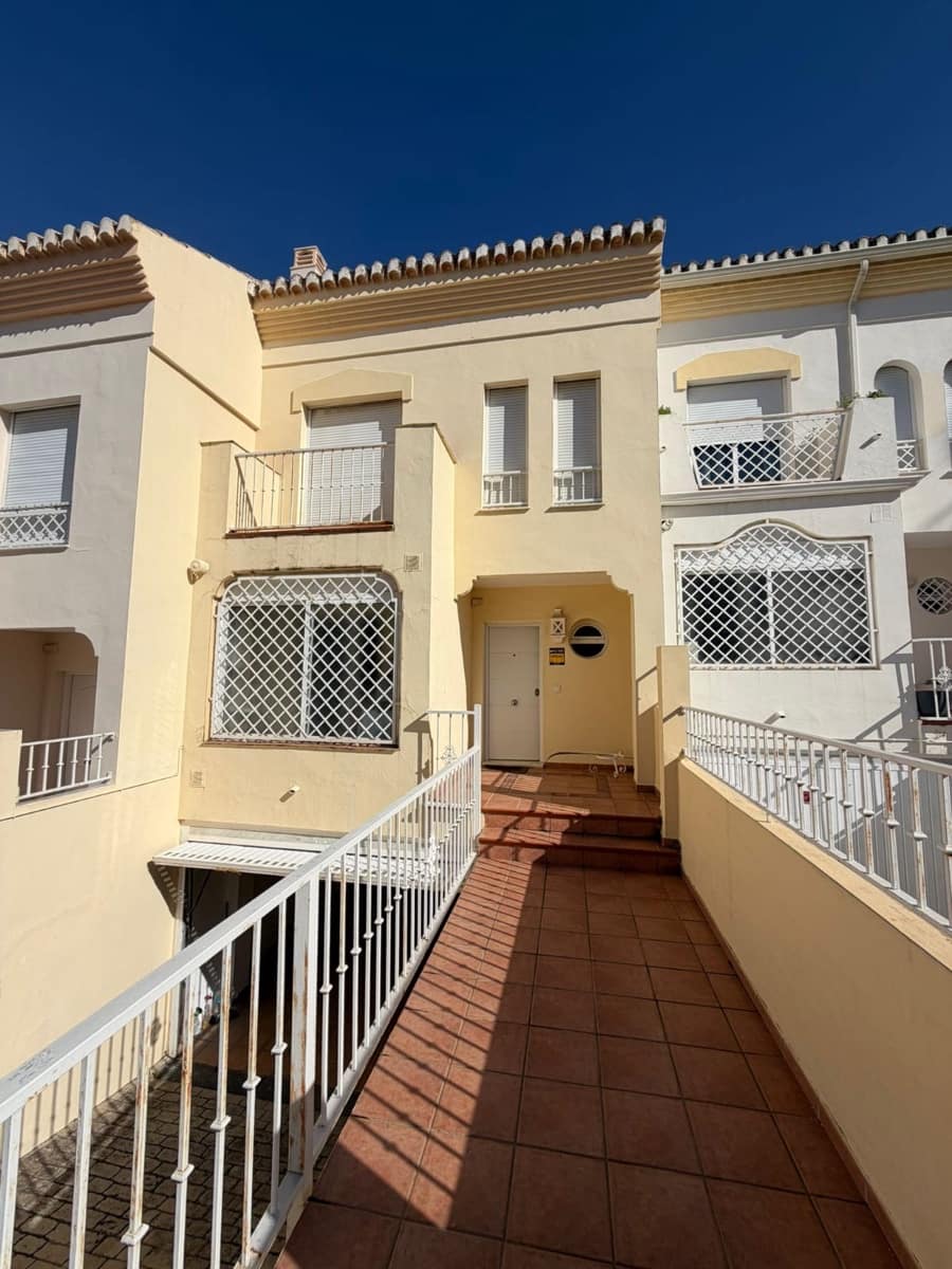 4 soveværelse Byhus til leje i Marbella med swimmingpool garage - € 3.000 (Ref: 9628092)