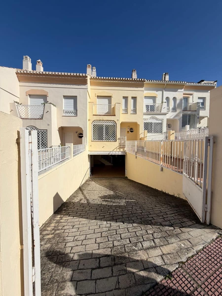 4 soveværelse Byhus til leje i Marbella med swimmingpool garage - € 3.000 (Ref: 9628092)