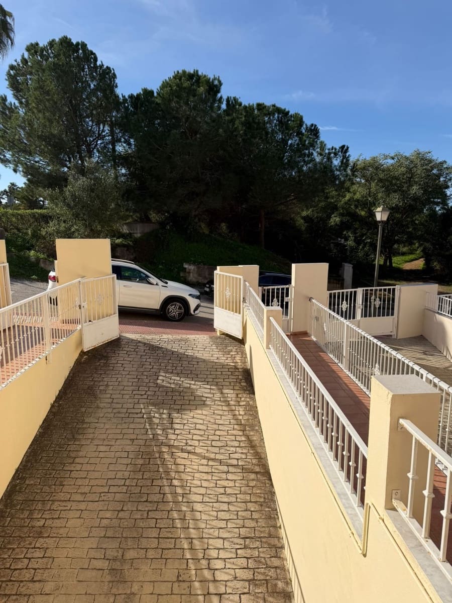 4 soveværelse Byhus til leje i Marbella med swimmingpool garage - € 3.000 (Ref: 9628092)