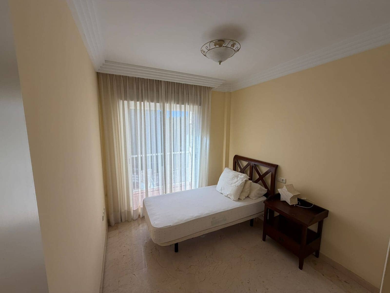 4 soveværelse Byhus til leje i Marbella med swimmingpool garage - € 3.000 (Ref: 9628092)