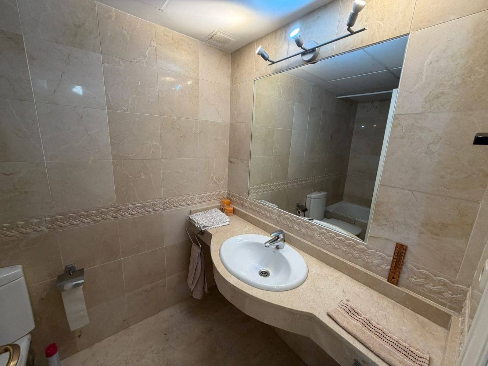 4 soveværelse Byhus til leje i Marbella med swimmingpool garage - € 3.000 (Ref: 9628092)