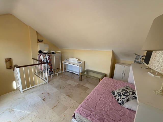 4 soveværelse Byhus til leje i El Rosario, Marbella med swimmingpool garage - € 3.000 (Ref: 9628092)