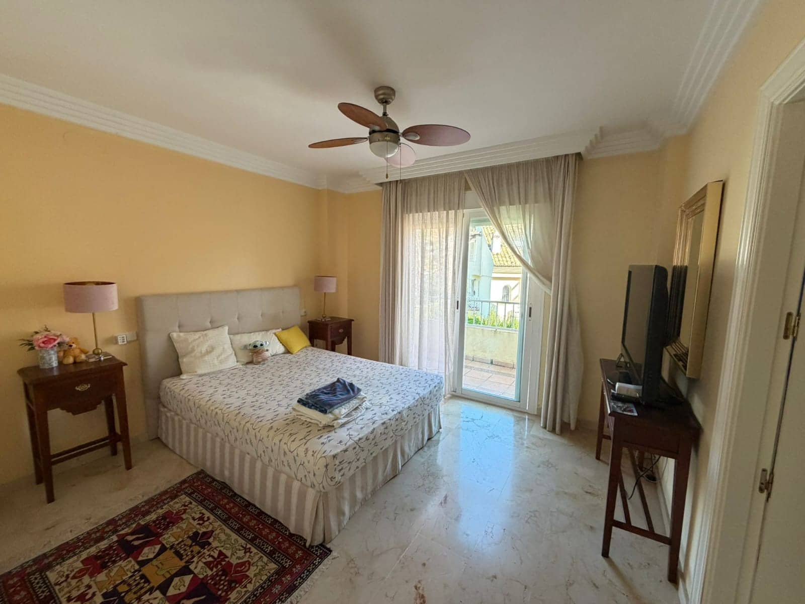 4 soveværelse Byhus til leje i Marbella med swimmingpool garage - € 3.000 (Ref: 9628092)