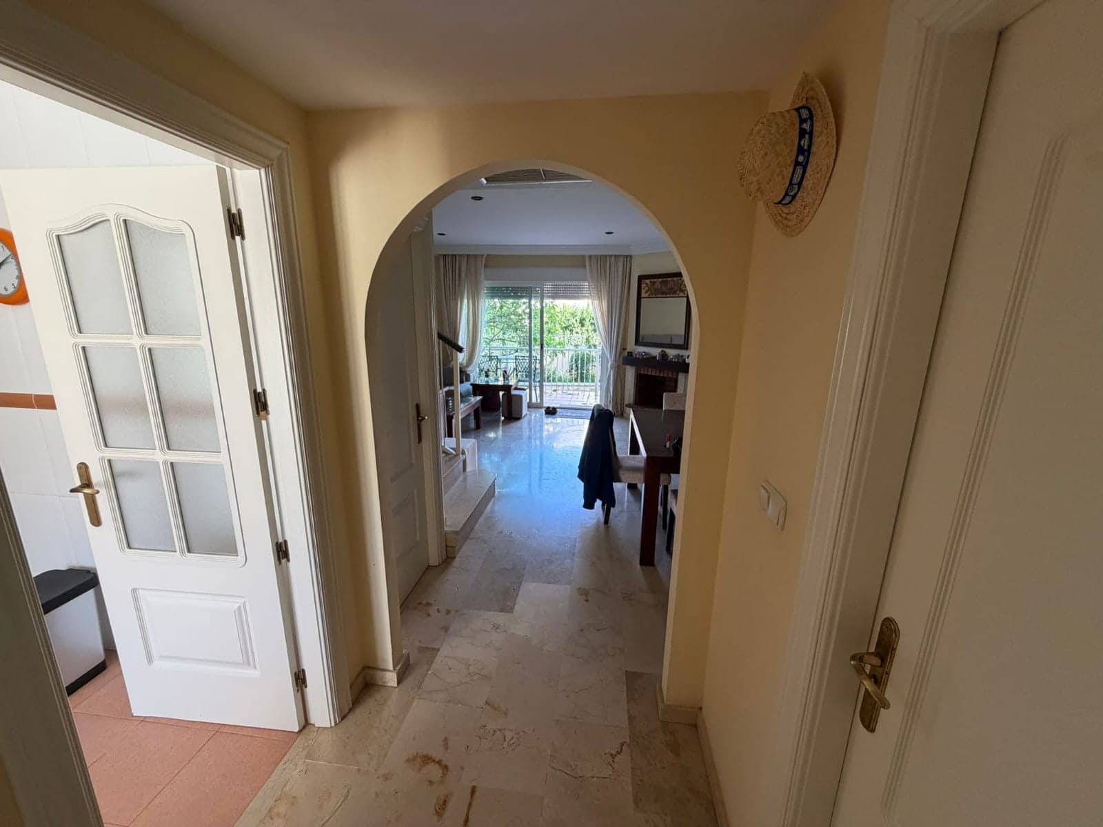 4 soveværelse Byhus til leje i Marbella med swimmingpool garage - € 3.000 (Ref: 9628092)