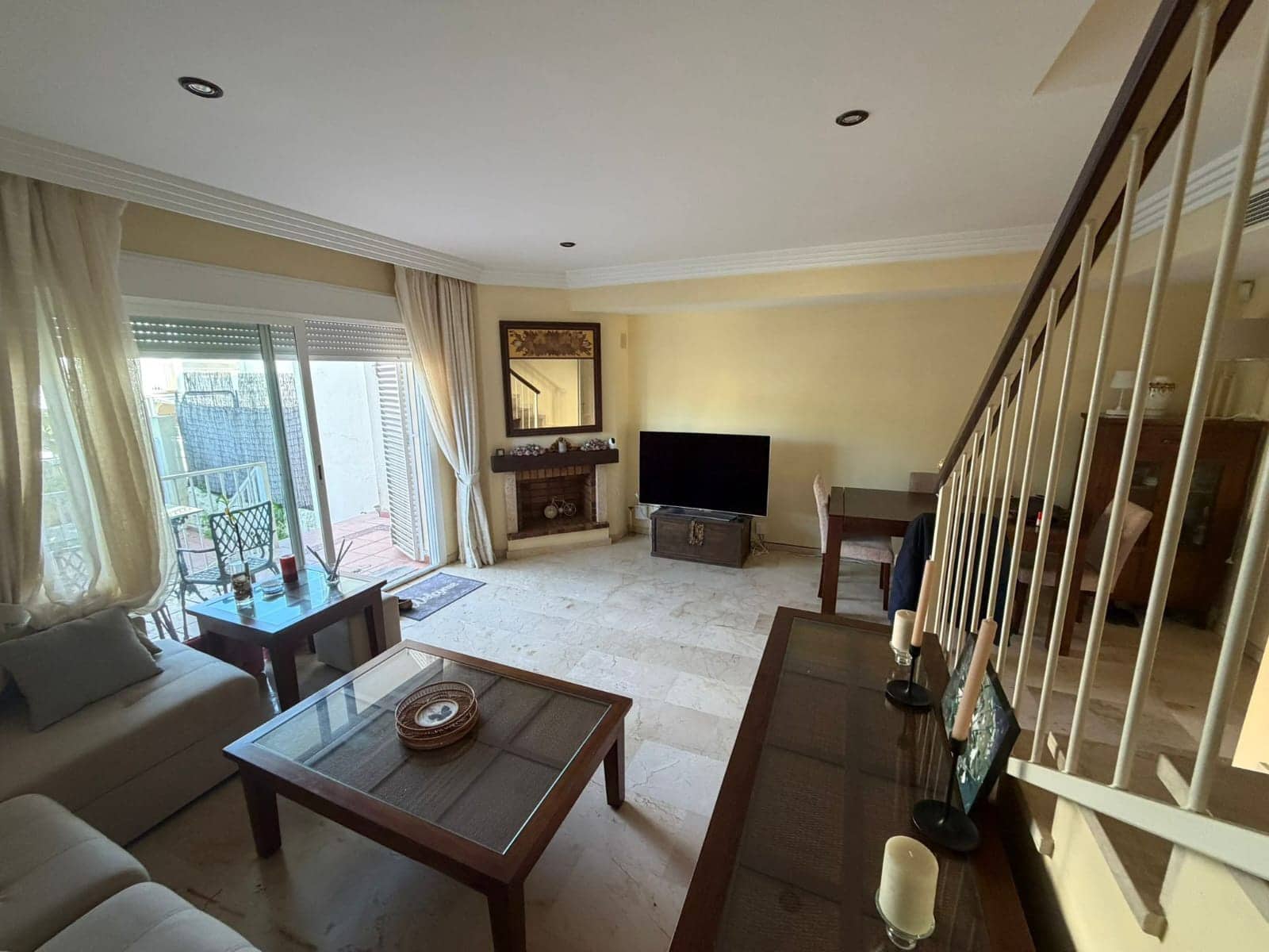 4 soveværelse Byhus til leje i Marbella med swimmingpool garage - € 3.000 (Ref: 9628092)