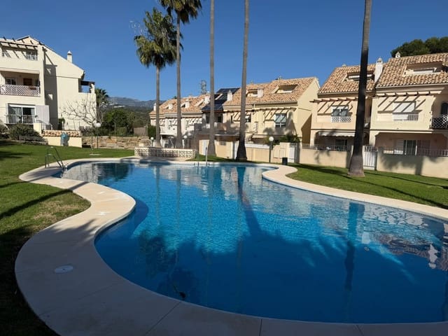 4 soveværelse Byhus til leje i El Rosario, Marbella med swimmingpool garage - € 3.000 (Ref: 9628092)