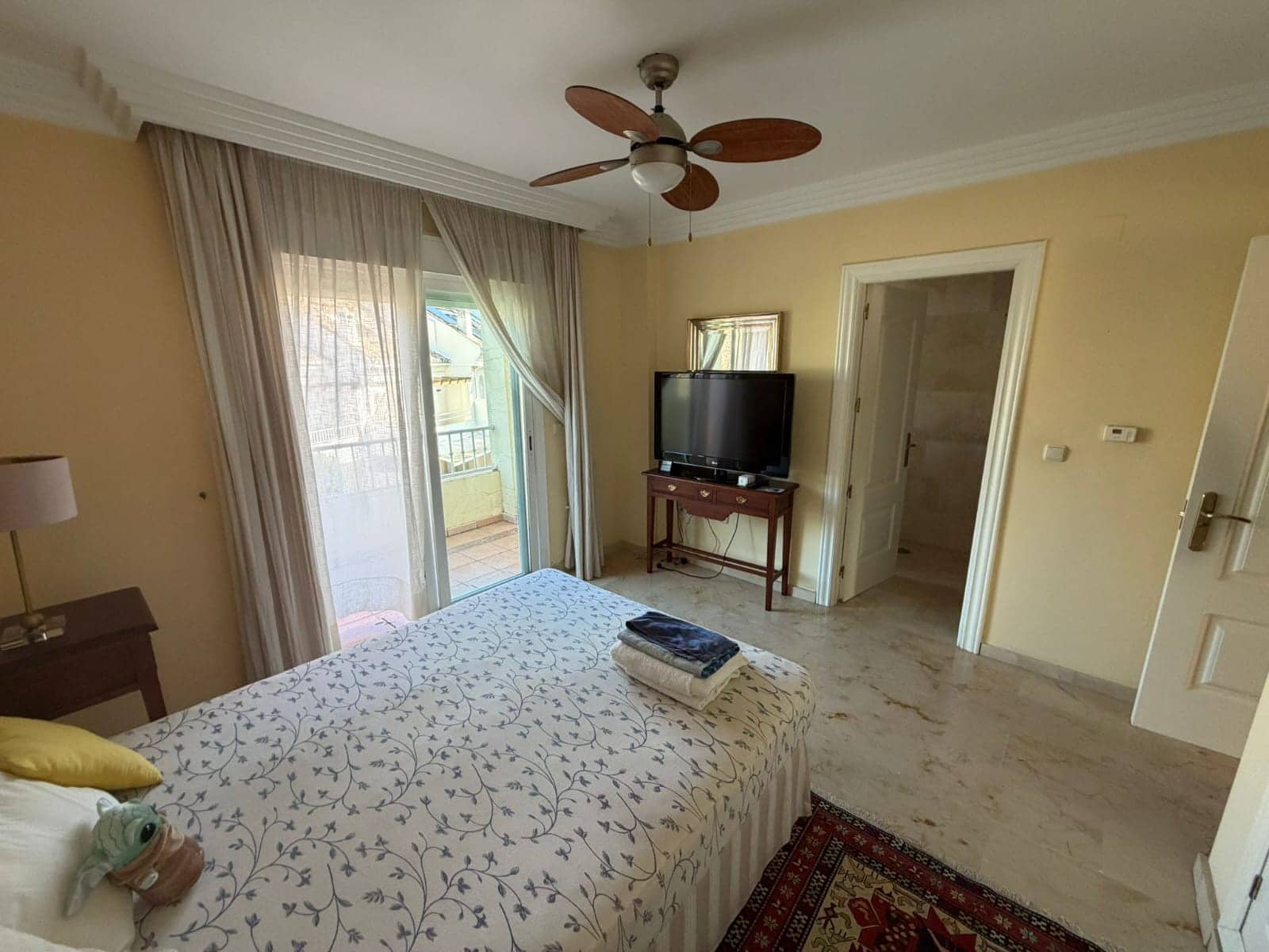 4 soveværelse Byhus til leje i Marbella med swimmingpool garage - € 3.000 (Ref: 9628092)