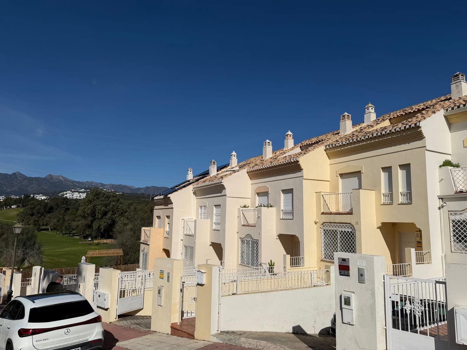 4 soveværelse Byhus til leje i Marbella med swimmingpool garage - € 3.000 (Ref: 9628092)