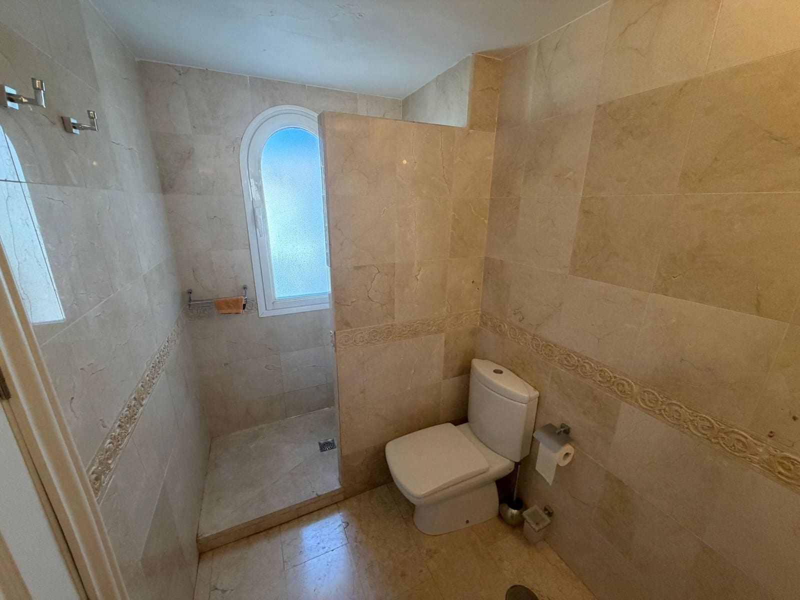 4 soveværelse Byhus til leje i Marbella med swimmingpool garage - € 3.000 (Ref: 9628092)