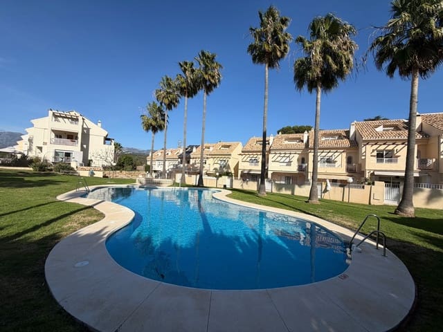 4 soveværelse Byhus til leje i El Rosario, Marbella med swimmingpool garage - € 3.000 (Ref: 9628092)